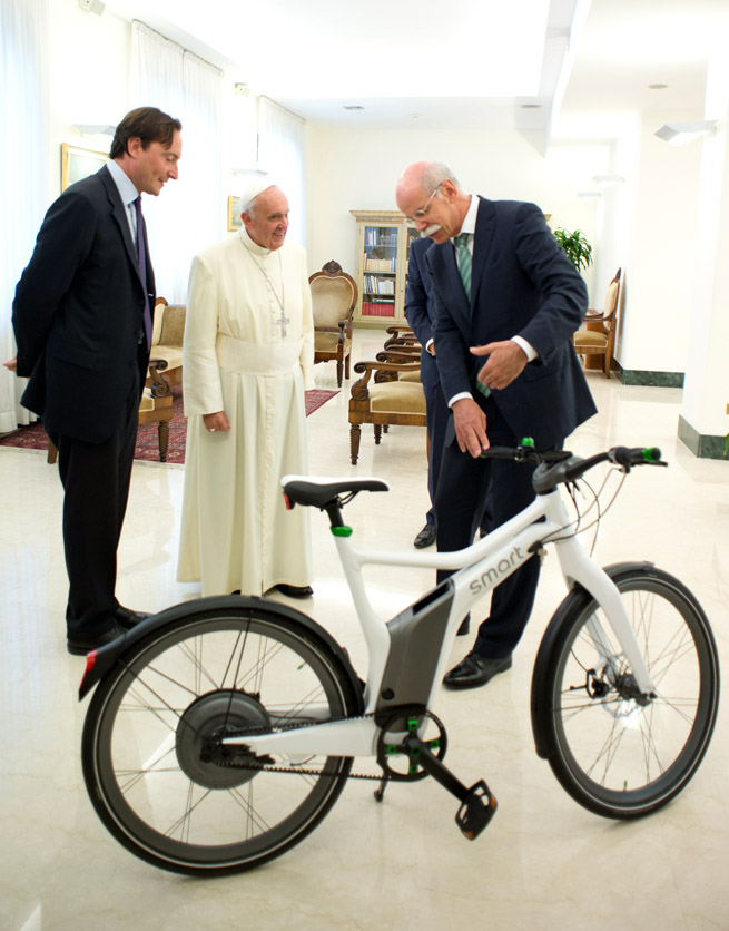 Dr.Dieter Zetsche, Presidente del Consejo de Dirección de Daimler AG y jefe de Mercedes-Benz Cars entregando la e-bike al Papa Francisc copia