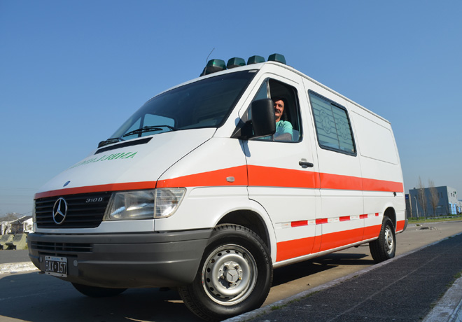 Mercedes-Benz-dona-ambulancia-a-hospital-de-Gonzalez-Catan