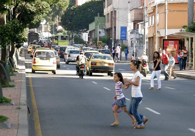 peatones cruzando mal la calle