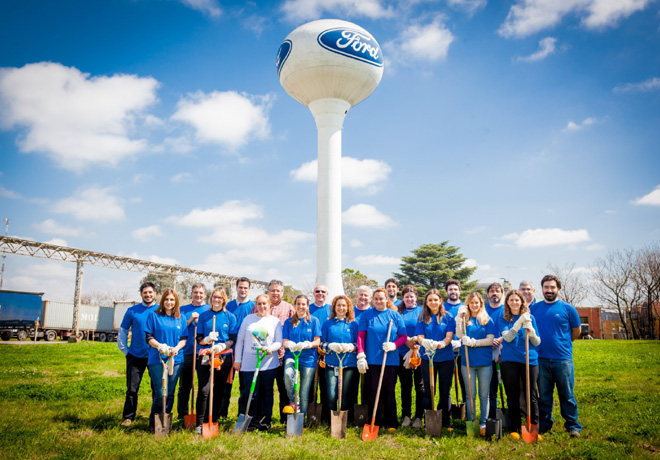 ford-45-voluntarios-plantaron-arboles-en-la-planta-pacheco-1