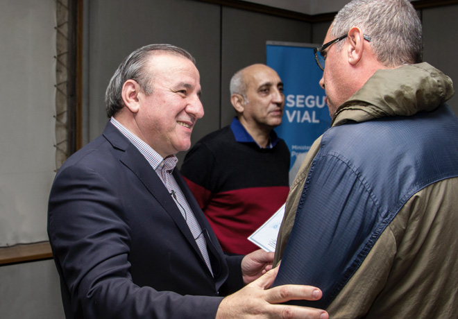 Carlos Pérez entregando diplomas a agentes de tránsito