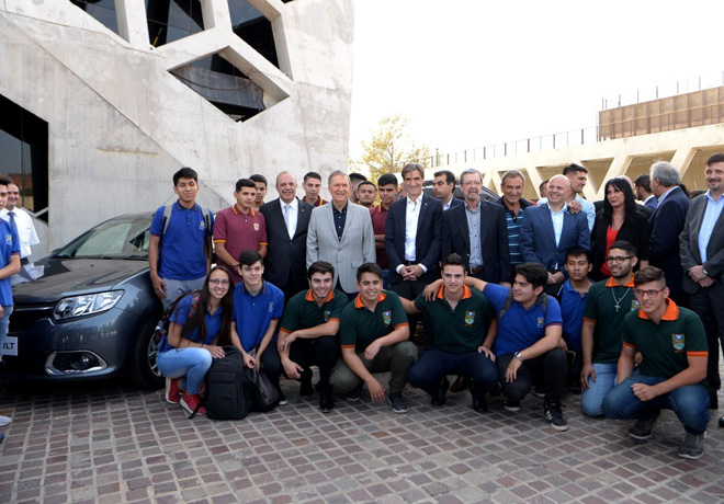 Renault Argentina entregara 36 vehiculos de ensayo a varias escuelas tecnicas de la capital e interior de la provincia de Cordoba