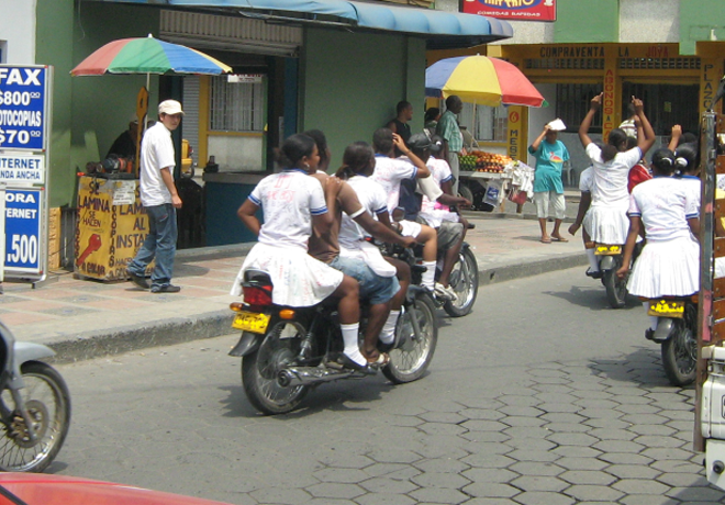 Adolescentes en moto en Colombia